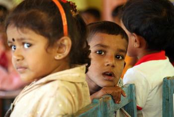 أطفال صغار في سري لانكا  ينتظرون في عيادة صحية متنقلة.