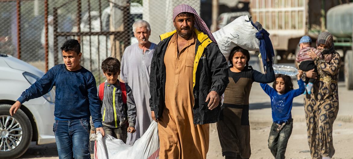 Familias huyendo de la violencia en el noreste de Siria.