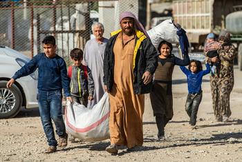 सीरिया के पूर्वोत्तर इलाक़े में हिंसा में बढ़ोत्तरी से बचकर सुरक्षित स्थानों को जाते हुए कुछ परिवार.