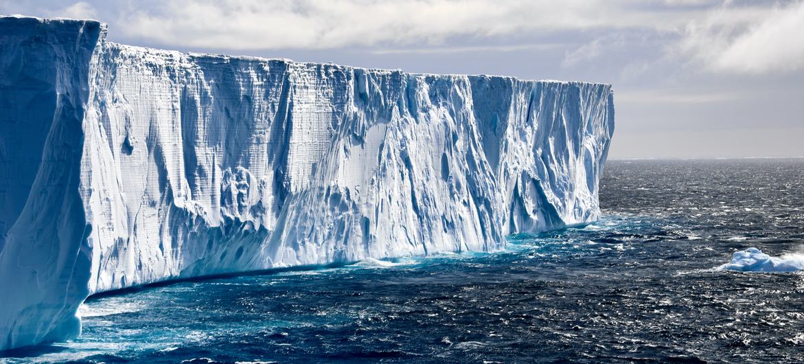 جبل جليدي مجدول في بحر ويديل ، أنتاركتيكا ..
