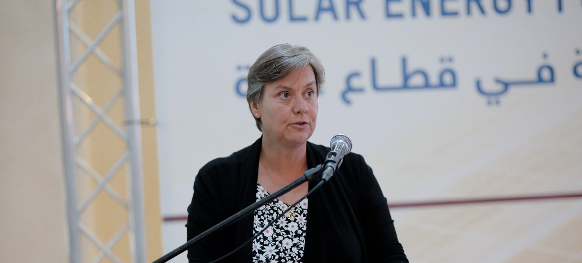 إيفون هيلي، الممثلة الخاصة لبرنامج الأمم المتحدة الإنمائي تتحدث خلال ورشة عمل حول استخدام الطاقة الشمسية للخدمات الأساسية فى قطاع غزة