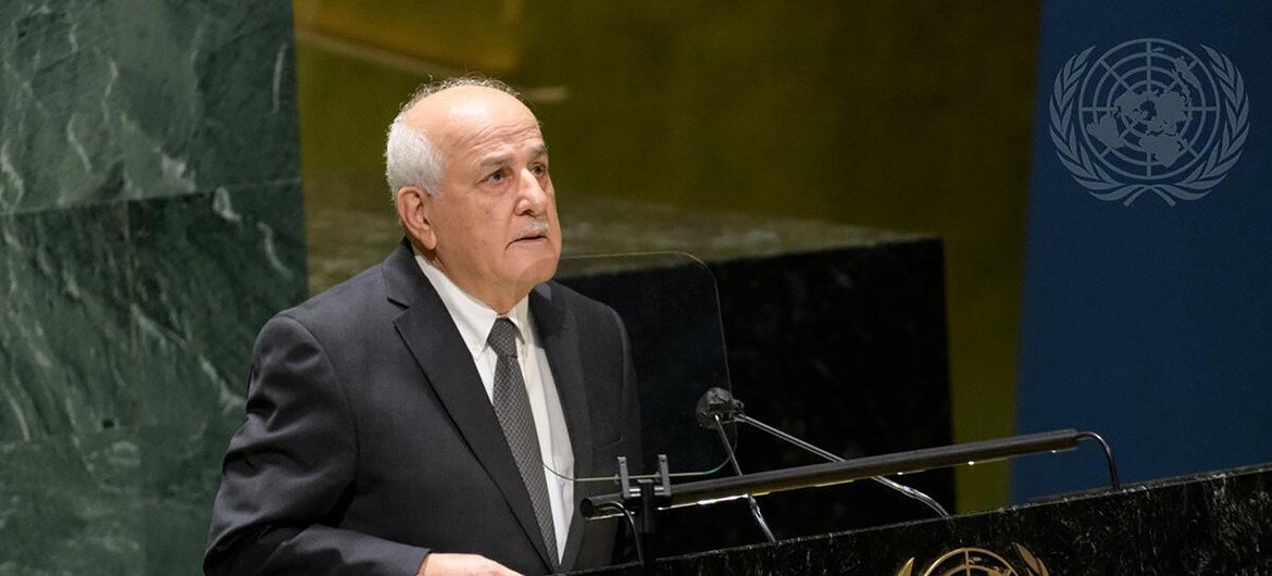 مراقب فلسطين الدائم لدى الأمم المتحدة، رياض منصور، يلقي كلمة أمام الجمعية العامة خلال اجتماع حول قضية فلسطين.