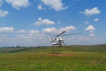 Un helicóptero de la Misión de Estabilización de la ONU en la República Democrática del Congo aterriza en Djugu, en la provincia de Ituri, en diciembre de 2019.