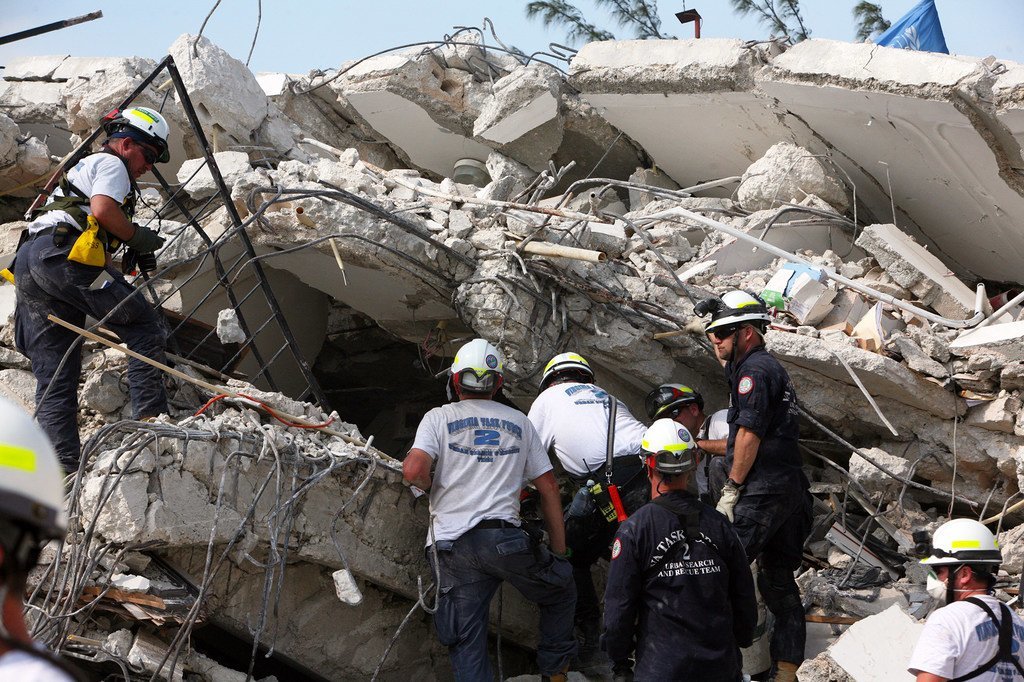 Des secouristes recherchent des survivants dans le bâtiment de l'ONU détruit par le séisme qui a frappé Haïti le 12 janvier 2010.