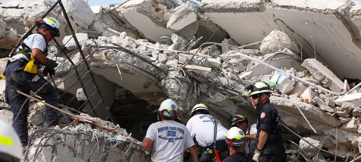 2010年1月12日海地地震后，救援人员在倒塌了联合国维和特派团总部大楼开展搜救工作。