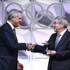 رئيس اللجنة الأولمبية الدولية، توماس باخ، يمنح المفوض السامي للأمم المتحدة لشؤون اللاجئين، فيليبو غراندي "الكأس الأولمبية". 