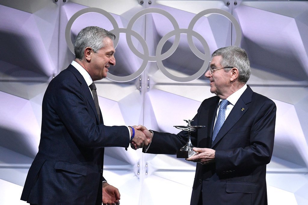رئيس اللجنة الأولمبية الدولية، توماس باخ، يمنح المفوض السامي للأمم المتحدة لشؤون اللاجئين، فيليبو غراندي "الكأس الأولمبية". 