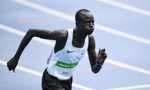 Refugiado sul-sudanês, Yiech Pur Biel, correndo os 800 metros