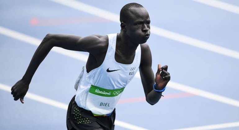 El refugiado sursudanés, Yiech Pur Biel, compite en los 800 metros por el equipo olímpico de refugiados en Río. 