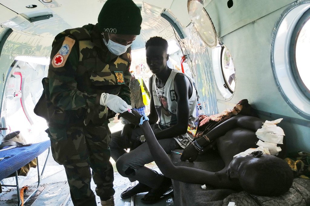 رجل من جنوب السودان أصيب برصاصة طائشة خلال اشتباك بين القبائل يتم إجلاؤه لتلقي العلاج من قبل بعثة الأمم المتحدة لحفظ السلام في جنوب السودان.