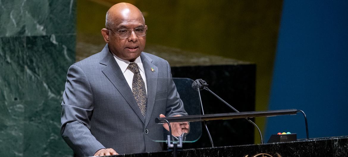 El presidente de la Asamblea General de la ONU, Abdullah Shahid, habla a los Estados miembros en la primera reunión plenaria de 2022.