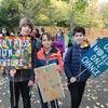 स्कॉटलैण्ड के ग्लासगो में कॉप26 सम्मेलन के दौरान जलवायु कार्रवाई के लिये युवा कार्यकर्ता प्रदर्शन कर रहे हैं.