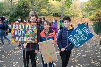 في غلاسكو، اسكتلندا، يشارك الناس في مظاهرة للعمل المناخي، بقيادة نشطاء المناخ الشباب، وتم تنظيمها على هامش مؤتمر الأمم المتحدة لتغير المناخ 2021 (COP26).