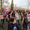 在苏格兰格拉斯哥，人们参加由青年气候活动家领导的气候行动示威，示威是在2021年联合国气候变化大会期间组织的。