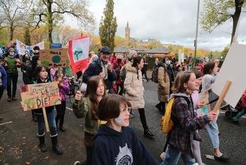 在苏格兰格拉斯哥，人们参加由青年气候活动家领导的气候行动示威，示威是在2021年联合国气候变化大会期间组织的。