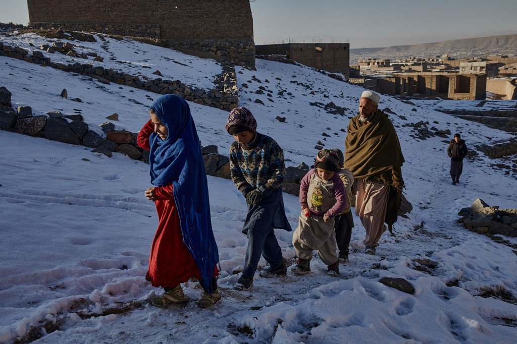 Familia za wakimbizi zikihaha kusaka maji katika mazingira ya baridi kali kwenye mji mkuu wa Afghanistan, Kabul.
