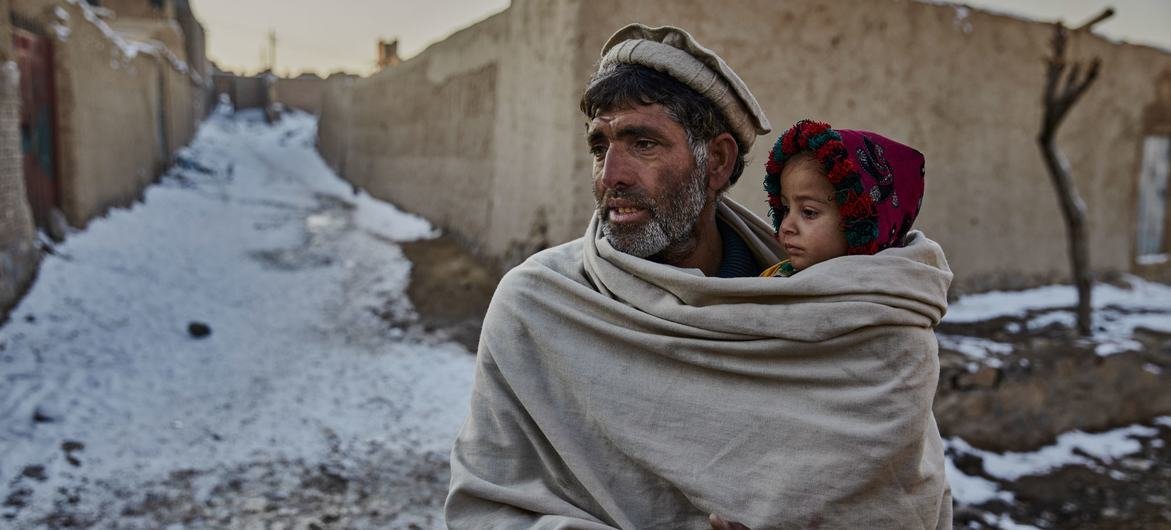 العائلات النازحة تواجه شتاء باردا ونقصا في الطعام في كابول بأفغانستان.