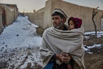 Las familias desplazadas se enfrentan a un duro invierno y a la escasez de alimentos en Kabul, la capital de Afganistán.