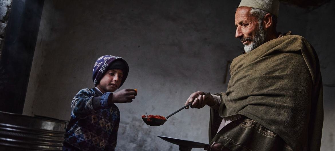 काबुल, अफ़ग़ानिस्तान में, कड़ाके की सर्दी और भोजन की कमी का सामना करते विस्थापित परिवार.