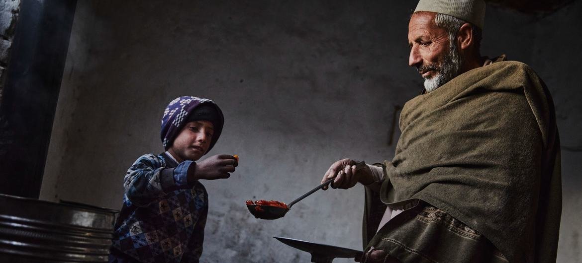 Des familles déplacées sont confrontées à un hiver rigoureux et à des pénuries alimentaires à Kaboul, en Afghanistan.