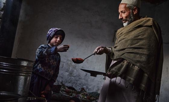 阿富汗喀布尔，流离失所的家庭面临严冬和食物短缺。