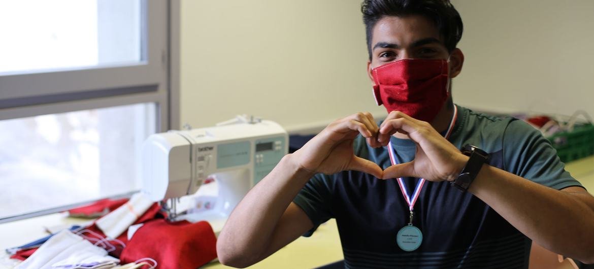 Hamidullah Hussaini, un réfugié afghan de 23 ans, a cousu plus de 700 masques de protection pendant la crise de la COVID-19 pour contribuer à soutenir sa nouvelle communauté