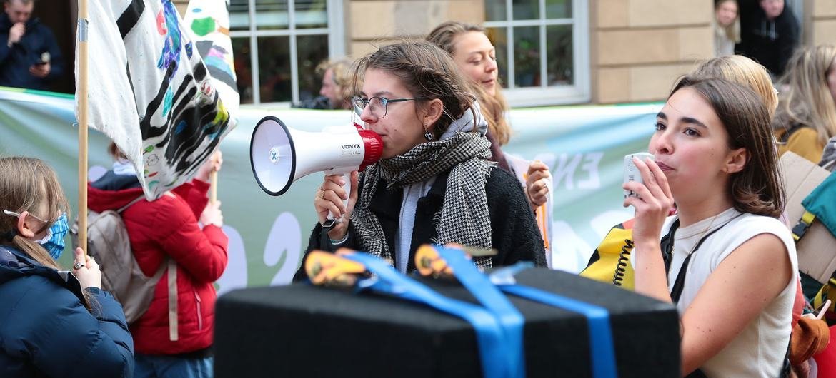 स्कॉटलैण्ड के ग्लासगो शहर में कॉप26 सम्मेलन आयोजन स्थल के बाहर विरोध प्रदर्शन.