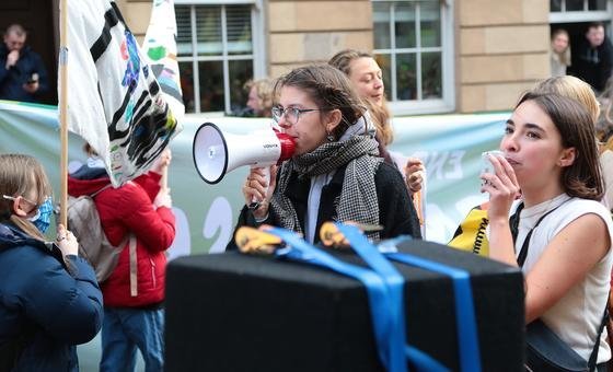  Молодежь - среди участников демонстраций на климатической конференции КС-26 в Глазго, Шотландия.