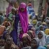在尼日利亚博尔诺州，流离失所的母亲和孩子们正在参加粮食计划署的饥荒评估。