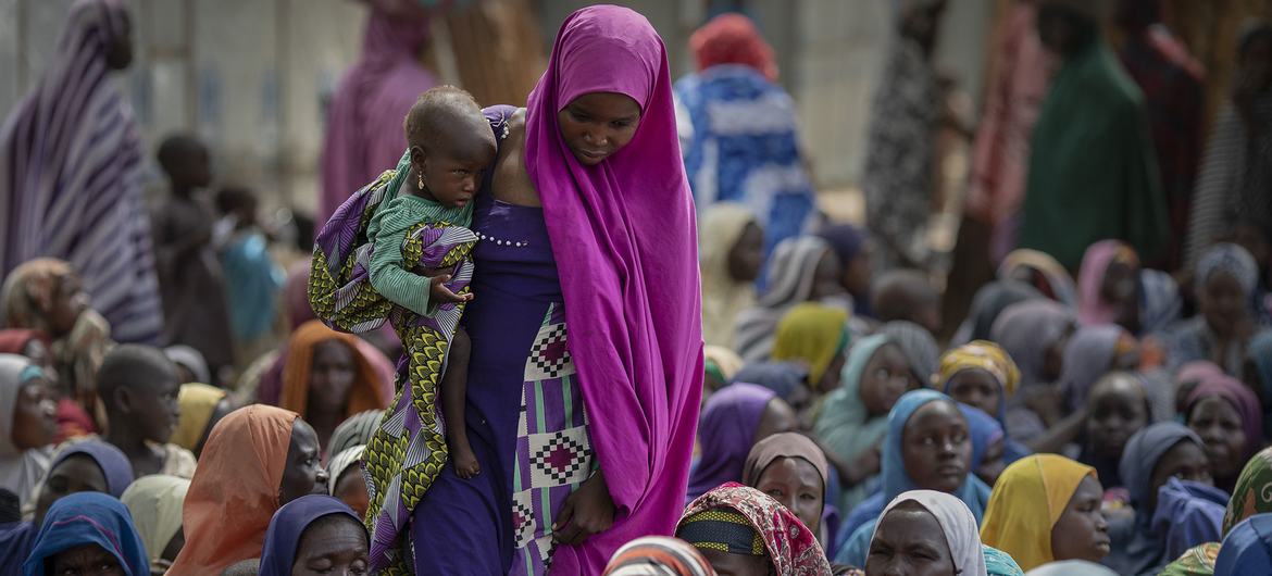 Des mères déplacées à l'intérieur du pays et leurs enfants assistent à une évaluation de la famine menée par le PAM dans l'État de Borno, au Nigeria.