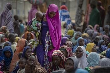 Des mères déplacées à l'intérieur du pays et leurs enfants assistent à une évaluation de la famine menée par le PAM dans l'État de Borno, au Nigeria.