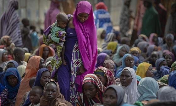 在尼日利亚博尔诺州，流离失所的母亲和孩子们正在参加粮食计划署的饥荒评估。