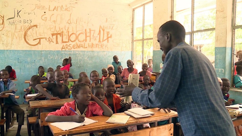 Koat Reath est un jeune réfugié sud-soudanais en Ethiopie et aussi un enseignant qui pense que l'éducation est la clé du futur de son pays.
