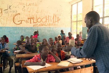 كوات ريث، لاجئ من جنوب السودان في إثيوبيا، ومعلم متطوع يدرس أطفال وشباب بلاده من اللاجئين في أثيوبيا