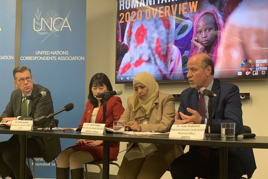 الثانية من اليمين: الطبيبة أفراح ثابت الأديمي أخصائية الصحة الإنجابية بمكتب صندوق الأمم المتحدة للسكان في اليمن، خلال مؤتمر صحفي في نيويورك لحظة إطلاق رؤية صندوق الأمم المتحدة للسكان رؤيته لعام 2020.