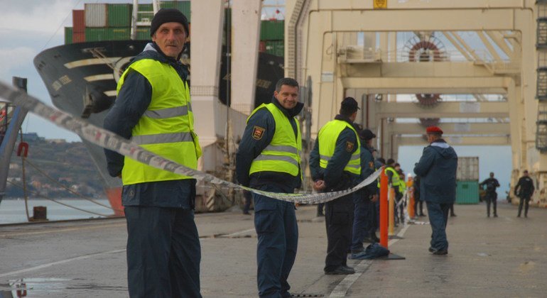 En Koper, Eslovenia, agentes del Organismo Internacional de la Energía Atómica coordinan el embarco de material nuclear desde Serbia.