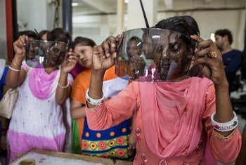 一些印度的妇女正在接受塑料工程学方面的培训。