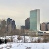 Вид на здание штаб-квартиры ООН в Нью-Йорке. Зимнее утро.