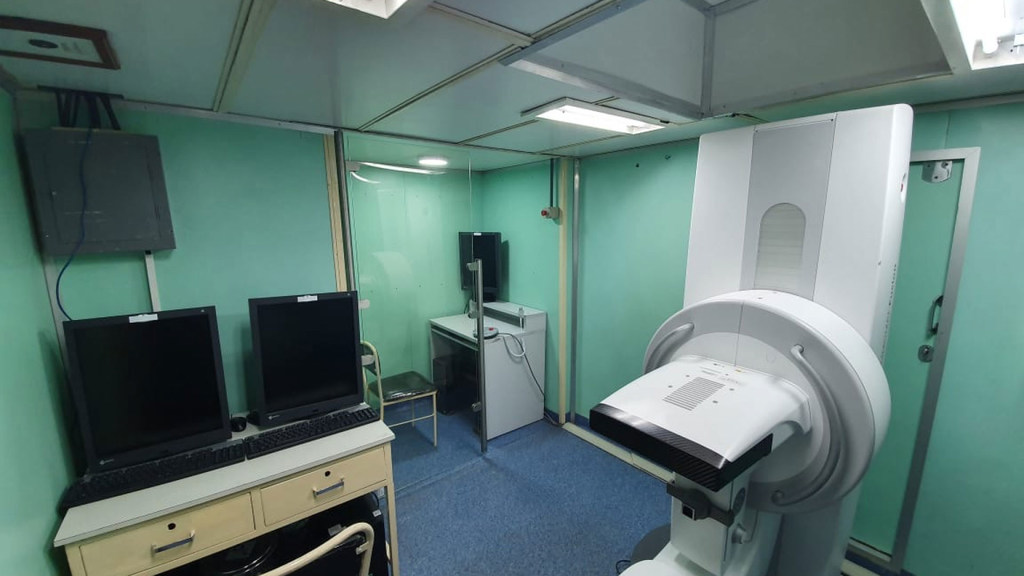 Una máquina de mamografía a bordo del buque de la marina brasileña Carlos Chagas.