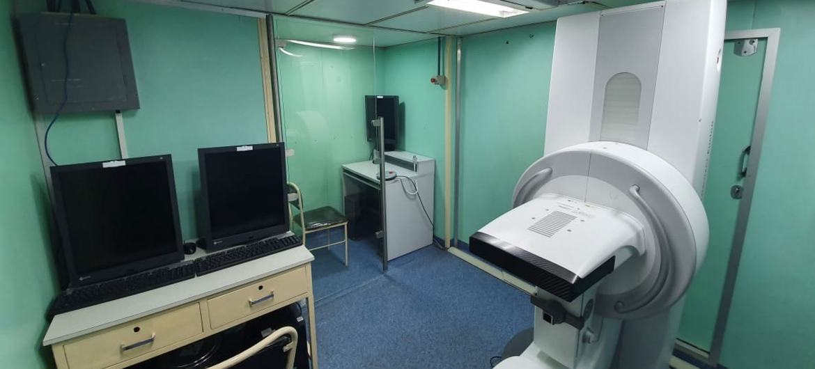 Aparelho de mamografia dentro do navio brasileiro Carlos Chagas. 