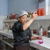 Cтажер-химик на предприятии по производству фруктов в Самце, Бутан.