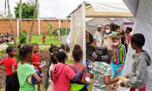 Des milliers de personnes reçoivent une assistance dans les zones affectées par le cyclone Batsirai à Madagascar.