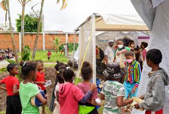 Des milliers de personnes reçoivent une assistance dans les zones affectées par le cyclone Batsirai à Madagascar.