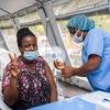 作为刚果民主共和国疫苗接种运动的一部分，一名妇女正在接种新冠疫苗。