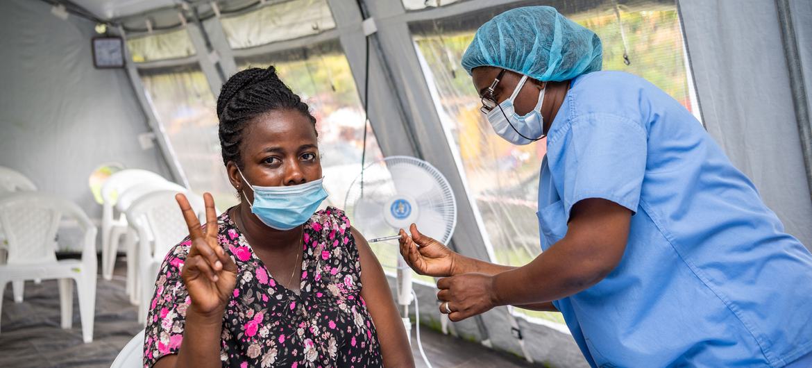 作为刚果民主共和国疫苗接种运动的一部分，一名妇女正在接种新冠疫苗。