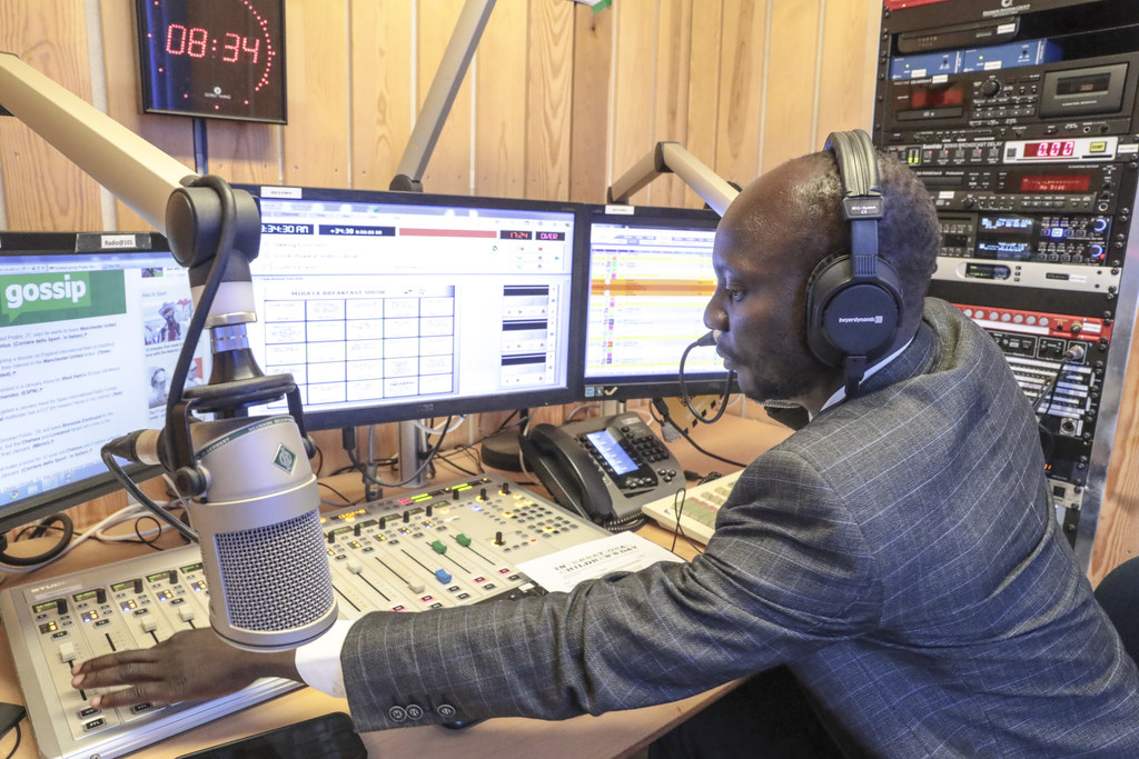 Productor radial de Radio Miraya, en Sudán del Sur.
