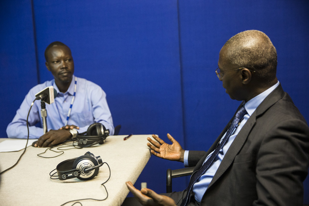 الزميل غابرييل شدار من راديو مرايا يحاور سفير السنغال لدى الأمم المتحدة في استديوهات مرايا في جوبا بجنوب السودان.