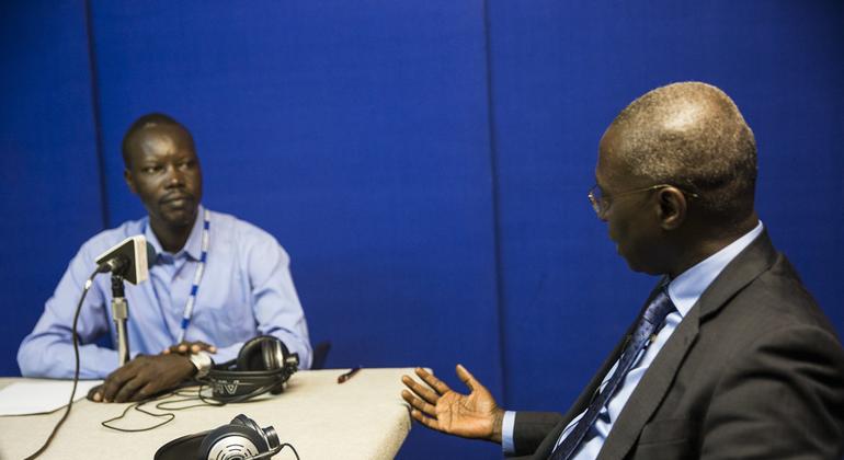 संयुक्त राष्ट्र में सेनेगल के राजदूत फ़ोडे सैक से बातचीत करते हुए, रेडियो मिराया के पत्रकार गैब्रीयेल शादर (दिसम्बर 2016)