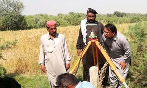 Topógrafos efectunado tareas de demarcación de los límites forestales de Pakistán utilizando técnicas de precisión.