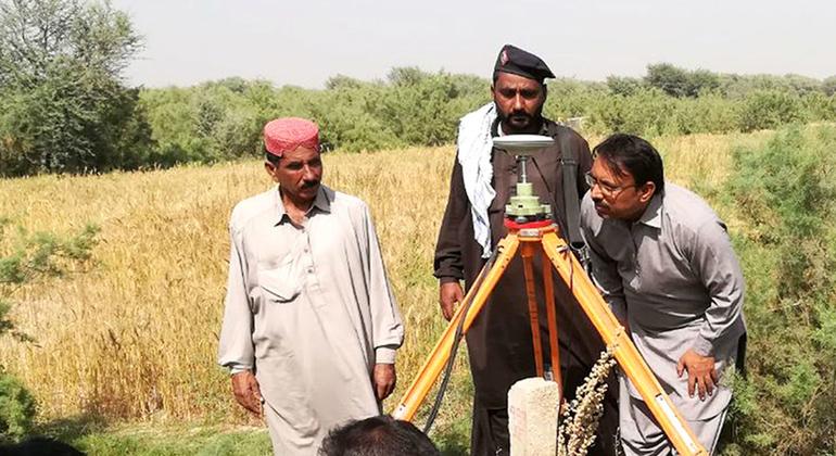 Topógrafos efectunado tareas de demarcación de los límites forestales de Pakistán utilizando técnicas de precisión.